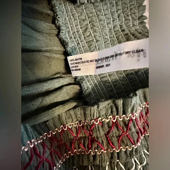 Francesca’s green off the shoulder blouse size S - Picture 7 of 7